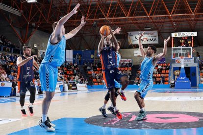 Jones lanza a canasta en el partido contra Palencia.