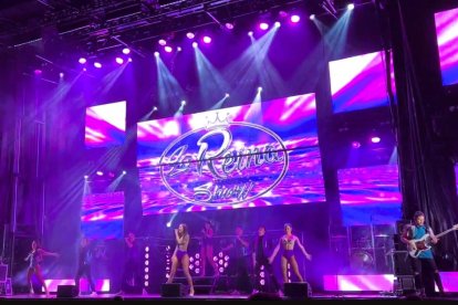 Actuación en directo de la orquesta burgalesa La Reina Show.