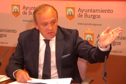 El vicealcalde de Burgos, Fernando Martínez-Acitores, en rueda de prensa.
