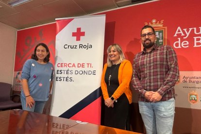 La concejala Mila del Campo, con Esther Antolín y Carlos Cortés, de Cruz Roja.