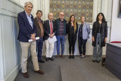 Miembros del jurado del Premio de Poesía 'Ciudad de Burgos' después de designar a los ganadores.