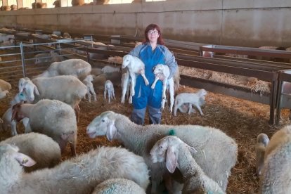 Lourdes posa en su granja de Olmillos de Sasamón