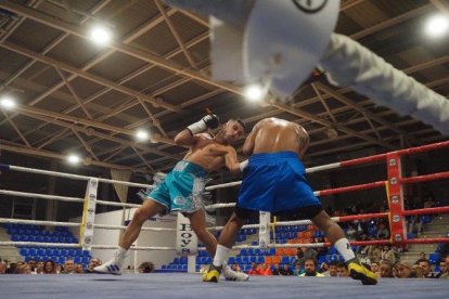 Yazid Ezzaidani se enfrenta a su rivalM.G. EGEA
Yazid Ezzaidani se enfrenta a su rivalM.G. EGEA
Yazid Ezzaidani conecta un golpe con la izquierda ante su rival en Valladolod.