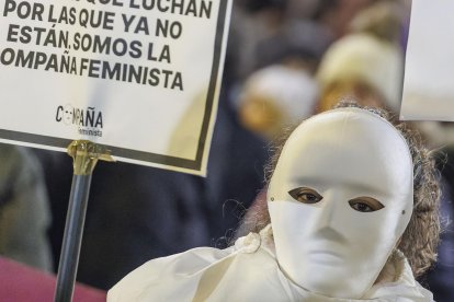Una mujer, con un cartel de repulsa a los asesinatos machistas, en la última manifestación del 8.M en Burgos.