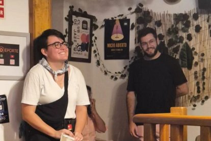 Paula Esteban y Raúl Sanz son los promotores de ‘Micro Abierto’ en Café Berlín