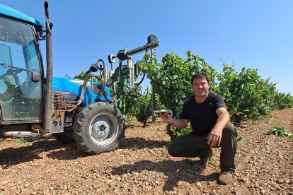 Nacho Rincón posa en su viñedo de Moradillo de Roa (Burgos)
