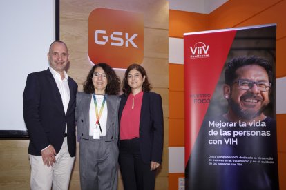 La directora de GSK Aranda con la directora general de ViiV Healthcare España y Portugal y el vicepresidente  de ViiV Europa