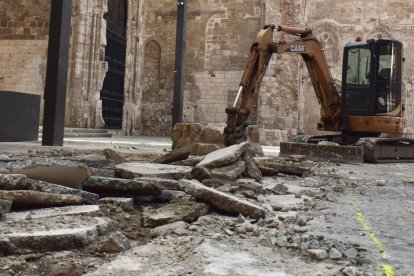 Las catas en el Monasterio de San Juan permiten descubrir la presencia de fibrocemento.
