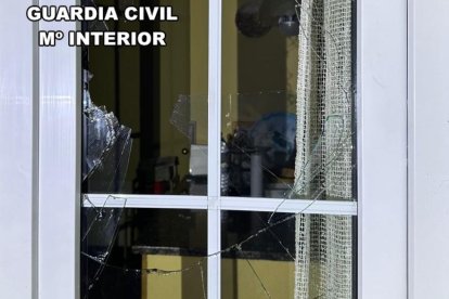 Ventana fracturada por el hombre detenido por allanamiento de morada en Las Merindades.