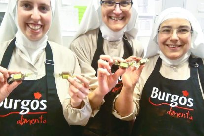 Sor Sión, a la izquierda, junto con otras compañeras del convento en una imagen de archivo con unos bombones elaborados en Belorado.