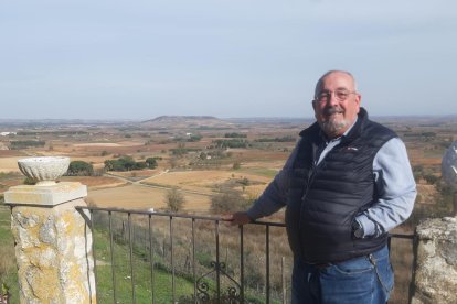 Javier Castán, alcalde de Valcabado, presume de las impresionantes vistas