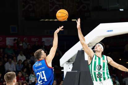 Cremo lanza a canasta durante el partido.