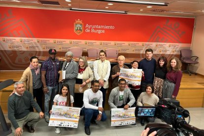 Foto de familia de los organizadores del Festival Intercultural, con la concejala Andrea Ballesteros en el centro.