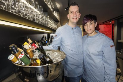 Los sumilleres Diego González y Laura Rodríguez