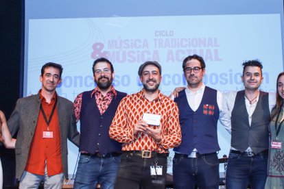 Imagen del ganador con los finalistas