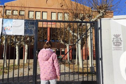 Una de las niñas afectadas en la entrada del colegio Santa Catalina