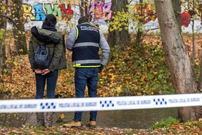 Agentes de la Policía Científica, en busca de pruebas para esclarecer el hallazgo de un recién nacido muerto en el Arlanzón.