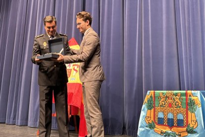 El alcalde de Aranda, entrega un plano de 1503 en relieve para la comisaría de Policía Nacional