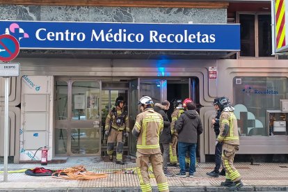 Imagen de los Bomberos junto al centro médico.