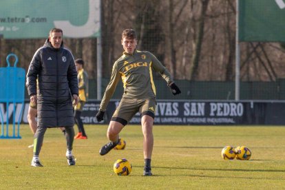 Ramis dirige uno de los entrenamientos en Castañares previos al partido contra el Tenerife.