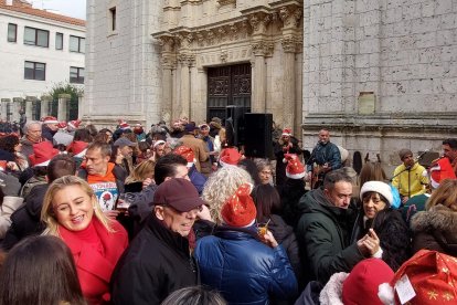 Mucho público para festejar el sorteo de Navidad en El Pez y Encarna’s.