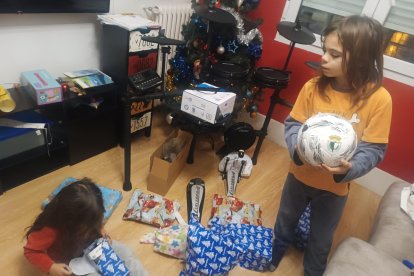 Vera de Izan, el Día de Reyes, abriendo sus regalos.