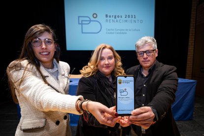 La concejal Andrea Ballesteros, la alcaldesa, Cristina Ayala, y el responsable de ProBurgos, Alejandro Sarmiento, muestran la nueva aplicación.