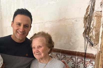 Ángel Narro entrega parte del dinero de los vecinos de Fuentenebro a una valenciana afectada por la Dana 2