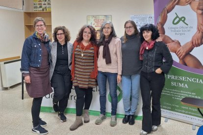 María Jesús González, tercera por la izquieda, con su equipo de junta directiva del Colegio Oficial de Trabajo Social.