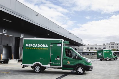 Archivo - Vehículos de reparto online de Mercadona.