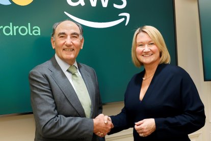 : Ignacio Galán, presidente de Iberdrola, y Lindsay McQuade, directora de Energía para EMEA de Amazon.