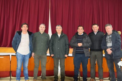 El Ayuntamiento de Cilleruelo despide a su medico y a su párroco, situados en el centro de la imagen