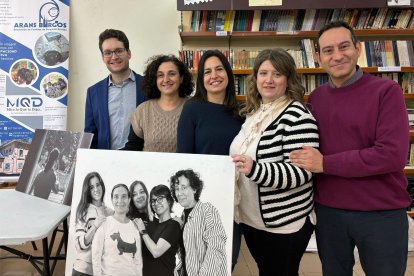 Patricia, en el centro, posa en Aranda con las responsables de Aransbur y el alcalde de Aranda y el concejal Andrés Gonzalo