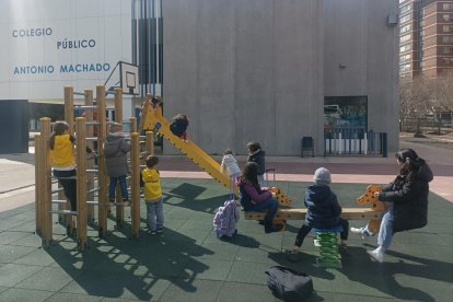 Un grupo de alumnos de Infantil juega en los columpios del patio de Primaria del colegio Antonio Machado.