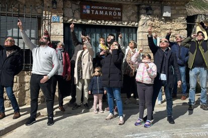 El eclipse solar parcial del 29 de marzo se pudo observar en Tamarón con gafas homologadas.