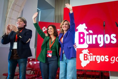 Esther Peña, flanqueada por Carlos Martínez y Pilar Alegría, en el XIII Congreso Provincial del PSOE de Burgos.