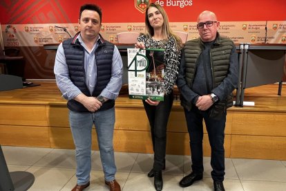 El presidente del Consejo de Barrio de Capiscol, José Manuel López, y el vicepresidente, José Antonio García, con la concejala de Fiestas, Carolina Álvarez.