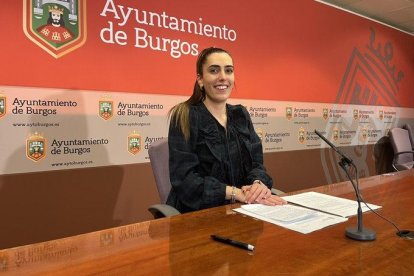 La portavoz del PP, Andrea Ballesteros, en rueda de prensa en el Ayuntamiento de Burgos.