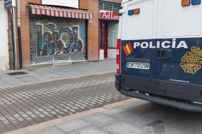 Intervención policial, el martes, en el bar registrado el sábado tras una trifulca.