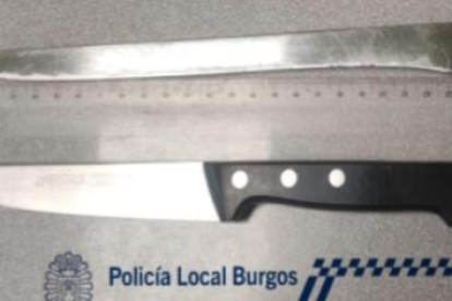 Cuchillos incautados al detenido.