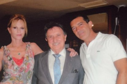 Santiago Domínguez con Antonio Banderas y Melani Griffit, en una foto de archivo