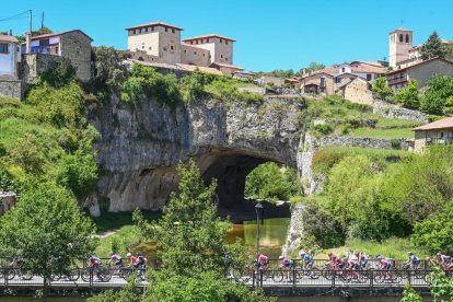 El pelotón de la Vuelta a Burgos Femenina 2025 atraviesa la localidad de Puentedey.