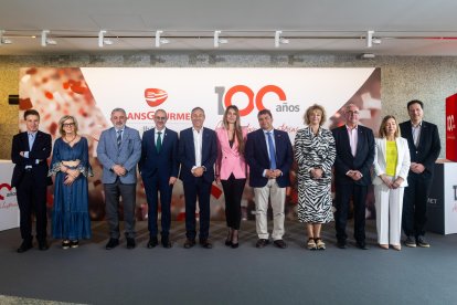 Foto de familia con representantes institucionales en la celebración del centenario de Transgourmet Ibérica en Burgos.