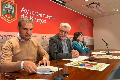 Roberto Lozano, de Fundación Oxígeno, y Marisol López, de Oxfam Intermón, flanquean al concejal de Medioambiente del Ayuntamiento de Burgos, Carlos Niño.