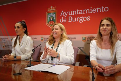 Andrea Ballesteros, Cristina Ayala y Carolina Álvarez, durante el balance de las fiestas de San Pedro 2025.