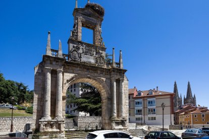 Vista general del Arco de Fernán González.