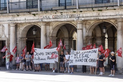 Concentración de trabajadores de Scafo Eventos en la Plaza Mayor de Burgos.