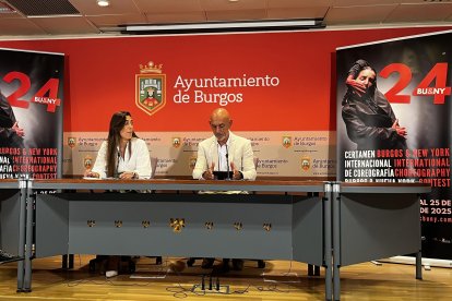 La concejala de Cultura de Burgos, Andrea Ballesteros, con el director del certamen, Alberto Estébanez.