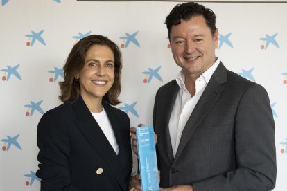 Bibiana Nicolás-Correa junto al director territorial de CaixaBank Castilla y León, Gerardo Cuartero.