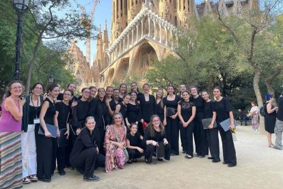 Imagen de la agrupación coral tras el concierto en la Sagrada Familia de Barcelona.
